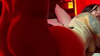 Isteri seludup aksi interracial di katil. Suami tidur lalai selingkuh!