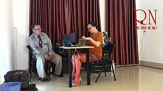 فتاة مكتبية شريرة بدون بناطيل تمص وتلحس