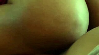 الأم الناضجة المنحنية لنيك كلبي لذيذ في مكان عام