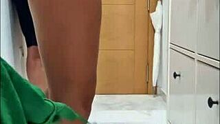 سائق توصيل محظوظ يحصل على بوظة ومضاجعة، ينشر السائل على صدر العميلة