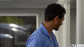 Syren MILF cavalca cazzo giovane in piscina!