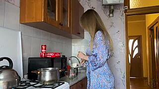 Macecha mého nejlepšího kamaráda se ukázala jako neuvěřitelně vstřícná milf v POV