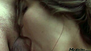 饥渴模特大奶在泳池狂野，她的湿身渴望粗暴！