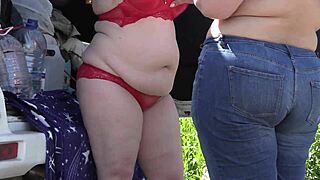 Lésbicas maduras de bunda grande espionadas por voyeur com câmera escondida no parque público