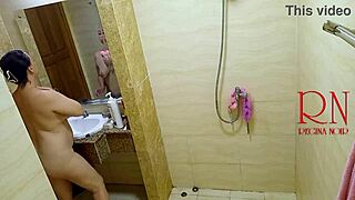 淋浴摄像头捕捉雷吉娜·诺瓦洗澡和涂油