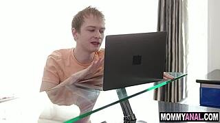 Eleva și profesoara explorează sex anal cu dildo