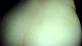 Je regarde cette salope mature se faire défoncer le gros cul en anal levrette, finissant par une creampie