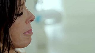 ホーニーブロンド継娘がバストリー Reagan FoxxとMackenzie Maceに誘惑される？