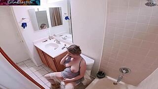 แม่เลี้ยง masturbate ในห้องน้ำ ล่อลวงลูกเลี้ยงให้เย็ดแบบไม่ป้องกัน