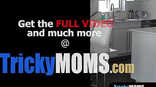 MILF tetona madrastra roba chupada al hijastro al lado del padrastro