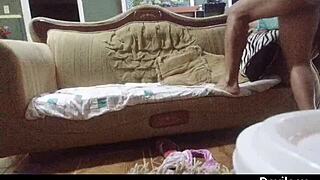 rijpe latina masseert mijn voeten dan gebruikt ze haar tieten en kut op mijn lichaam