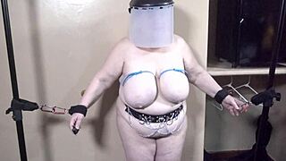 Den 14-mar-2020 blev en fet mormor en underdånig slav. Sakta film visar hennes stora tuttar i retro bdsm-aktion.