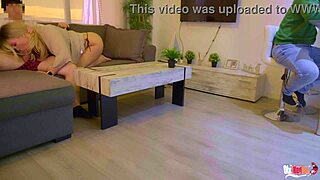 Jeg fuckede ved et uheld min stedmors røv mens hendes mand var tæt på