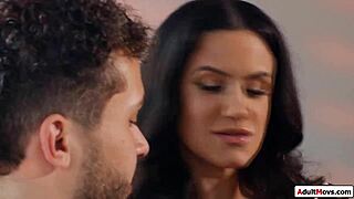 मेरे पास यह सुपर हॉट कूगर है जिसे मैं कभी भी फक कर सकता हूं।