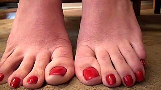 밀프의 빨간 발가락에 시선 못 뗴, 젠장 뜨거워!