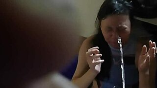 Duk a David si užívají relaxační močící seanci u bazénu spa