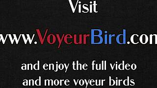 Voyeur CFNM milf svádí masturbujícího chlapa špinavým povídáním