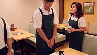 饥渴成熟日本妻子Chiyoko Kawabata在餐厅渴望年轻18+男人的种子