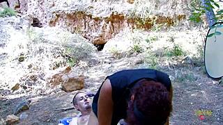 MILF dostane tvrdě vyprcáno do oholený kundy v lese