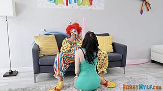 Zašto ova milf žudi za klovnovskim semenom?