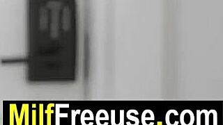 Stiefmoeder en stiefdochter genomen door griezelige Halloween-geest