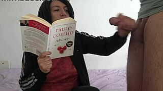 Francuska amaterska maćeha hvata njegov kurac za divlji cumshot dok čita. Nezaustavljiva je!