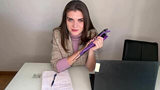 Stiefmoeder verleidt stiefzoon op kantoor met melkachtige tepels handjob