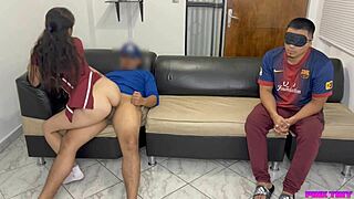 زوجة يابانية خائنة تحقق فانتازيا كاكولد مع صديق الزوج في فيديو مساج محلي الصنع