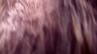 Lakotne kurbe otipavajo in jezdijo na trdem kurcu za globoko penetracijo. Želijo vsak sunek v divjem ekstazi.