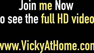 О боже, гледам блондинката Вики Вет да лиже зърната на Анджъл Уики, невероятно!