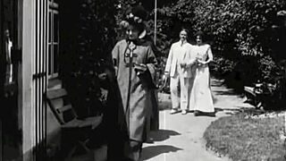 偷窥两个世纪的热辣复古色情，与黑暗灯笼娱乐