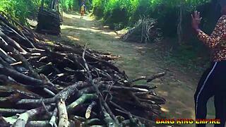 Afrika köy kızı yol kenarı satıcısı büyük sikli pornstar ile yoğun eylem için buluşuyor. Çiftlikte sertçe alınışını izle