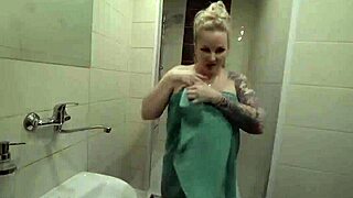 वेट मिल्फ स्टेपमॉम स्पा पर टैबू डॉगीस्टाइल के लिए झुकी हुई