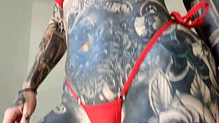 Melody Radford穿着透明微型比基尼展示她娇小的18+曲线！🔥