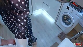 ابن بالتبني يعاقب زوجة أبي بفم قاسي وفعل شرجي!