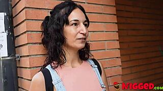 Ισπανική ώριμη Rebeka Rock δοκιμάζει σκληρό διαφυλετικό