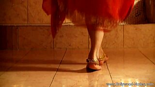 واو! شاهد رقص الفتاة البنية المغرية!