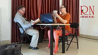 Poniedziałkowe wibracje w biurze z pracownicą drażniącą w bieliźnie, bez majtek, robiącą psoty w pracy.