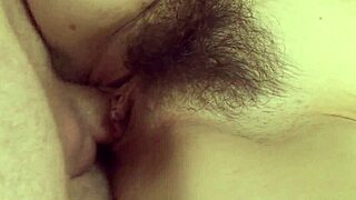 Сладка космата MILF се перчи със свенливия си чар