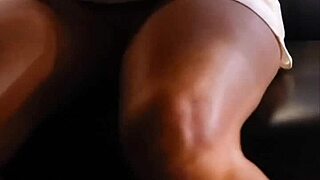 Femme amateur aguiche avec des gestes d'upskirt risqués en public