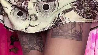 Искаш ли да ме видиш как дразня в тесни черни панталони?