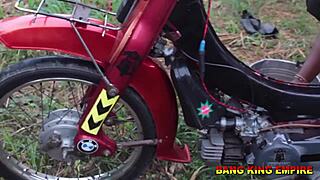 Ibu Rumah Tangga Afrika Ketahuan Selangkuan Saat Cuci Motor. Preman Lahap Memeknya dengan Kontol Monster!