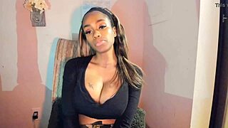 מילף אבונית מקועקעת מתגרה עם ציצים גדולים