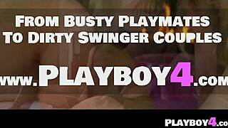 מילף שחורת שיער נהנית ממשחק סולו עם צעצועים ואצבעות.