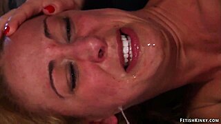 Gledal sem, kako moja lezbična punca analno jebe bujno MILF v BDSM dominacijski sceni z zvezano sužnjo