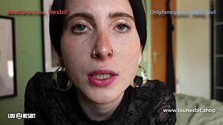 Deine Stiefmutter macht dich zur Sissy-Schlampe mit Lou Nesbit und Lia Louise