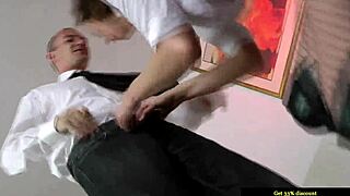 Pończochy dojrzała ssie przed hardcore cipką