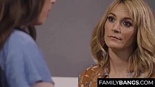 Uau! Professora Safada Casey Calvert Seduz a Adolescente 18+ Mona Wales na Aula!