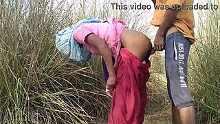 इंडियन वाइफ आउटडोर डर्टी सेक्स के लिए बेंट ओवर हिंदी वीडियो में