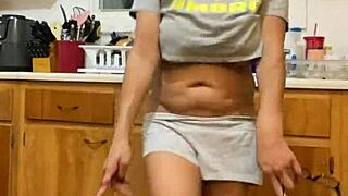 אנה מריה רוקדת בצורה מפתה תוך כדי שטיפת כלים?